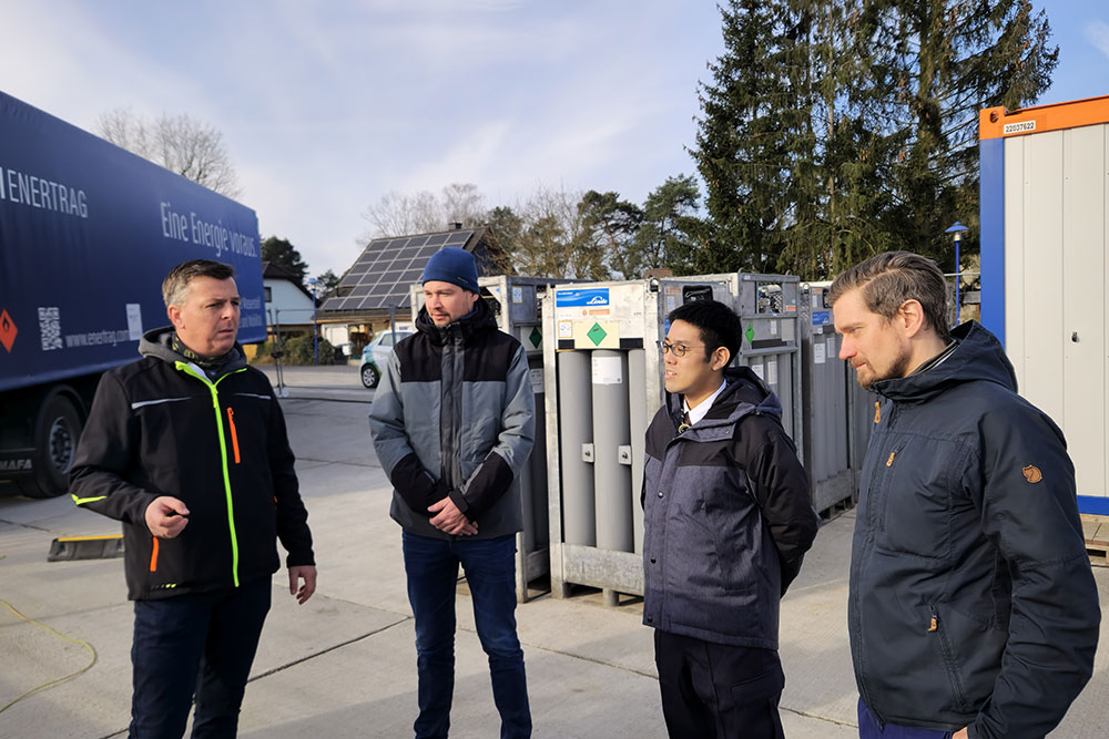 Deutsche Bahn besucht Wasserstofftankstelle der Kreiswerke Barnim in Basdorf
